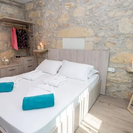 Olympia, 4 Bedroom For Up To 14 Persons, 400 Meters From The Long Sandy